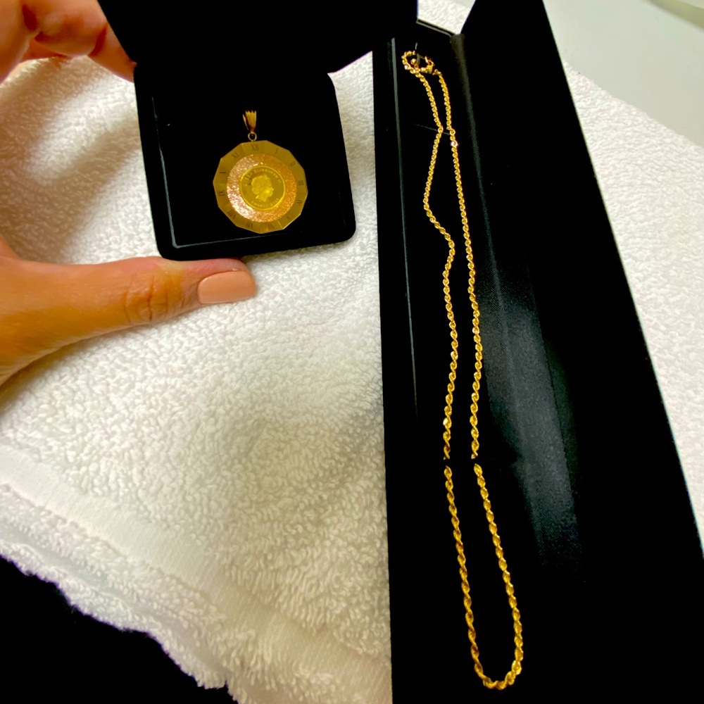 Queen Elizabeth/Angel Pendant with rope chain necklace